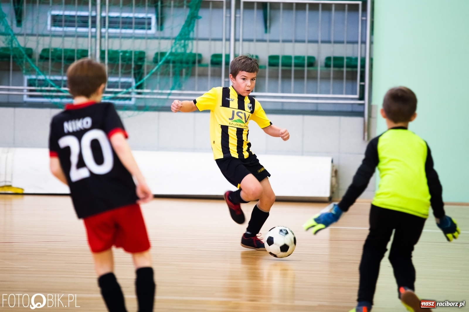 Zdjęcie w galerii na portalu naszraciborz.pl: Młodzi piłkarze walczą w Turnieju Mikołajkowym wiadomości z regionu