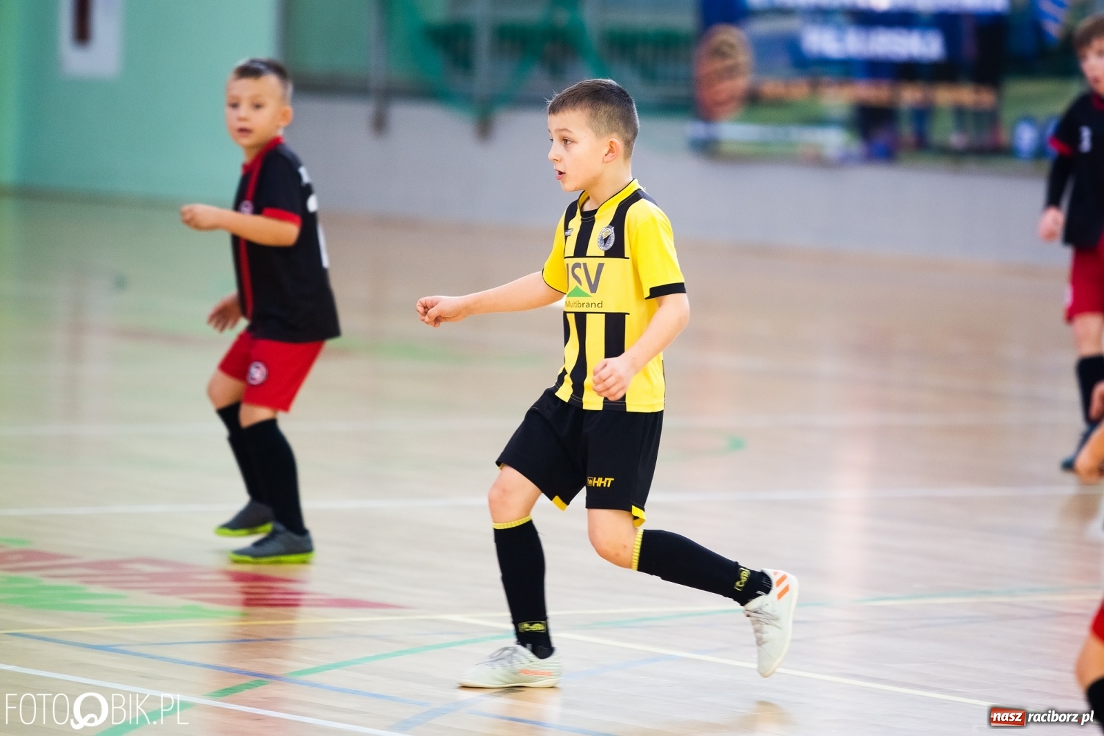 Zdjęcie w galerii na portalu naszraciborz.pl: Młodzi piłkarze walczą w Turnieju Mikołajkowym wiadomości z regionu