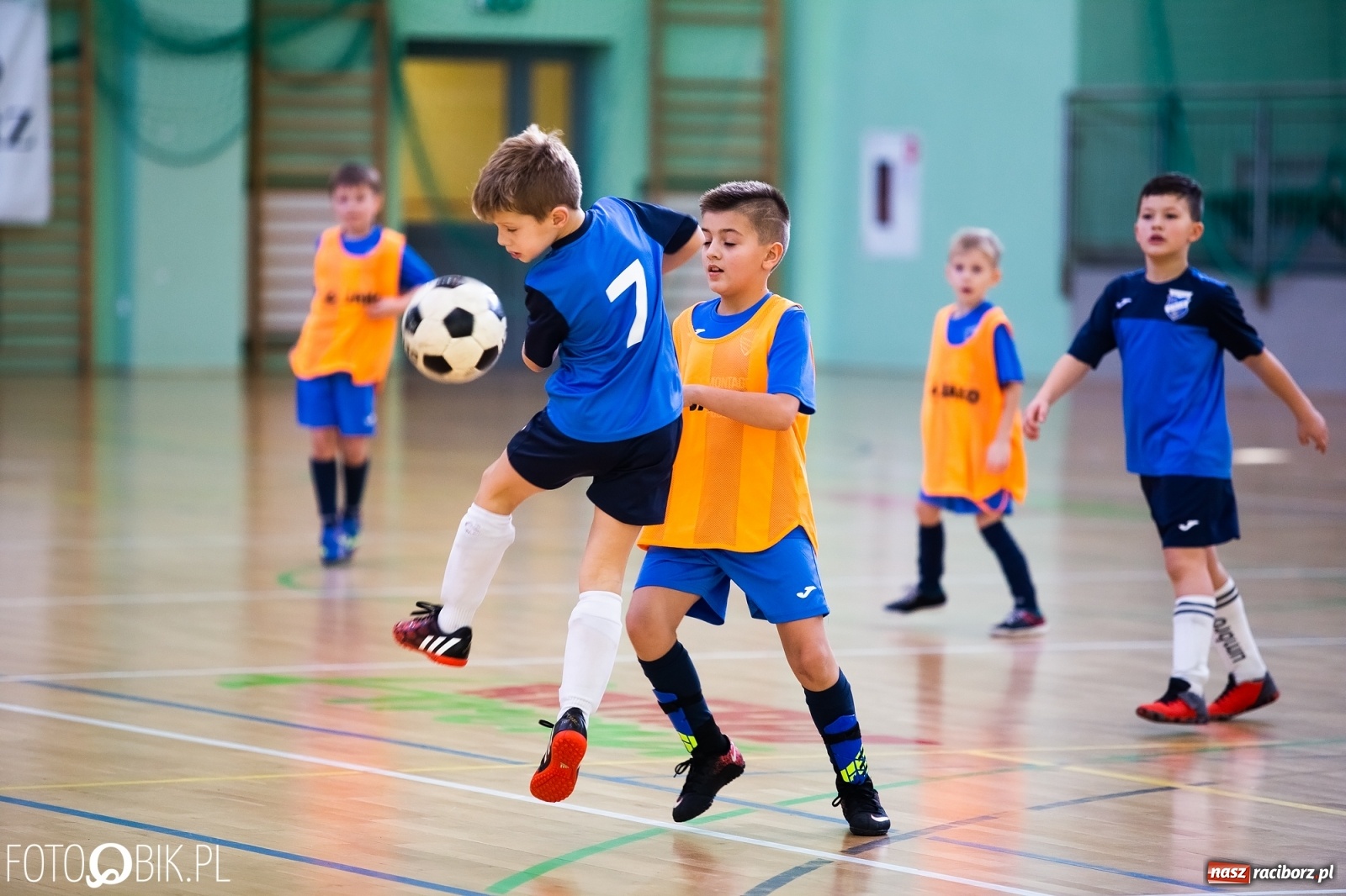 Zdjęcie w galerii na portalu naszraciborz.pl: Młodzi piłkarze walczą w Turnieju Mikołajkowym wiadomości z regionu