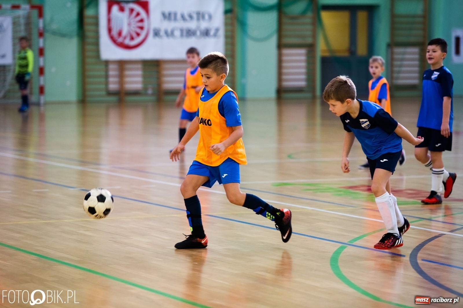 Zdjęcie w galerii na portalu naszraciborz.pl: Młodzi piłkarze walczą w Turnieju Mikołajkowym wiadomości z regionu