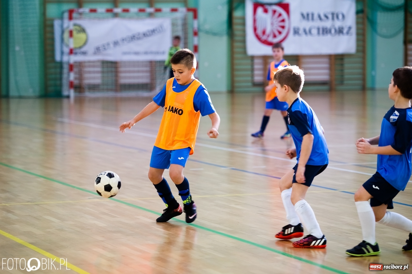 Zdjęcie w galerii na portalu naszraciborz.pl: Młodzi piłkarze walczą w Turnieju Mikołajkowym wiadomości z regionu