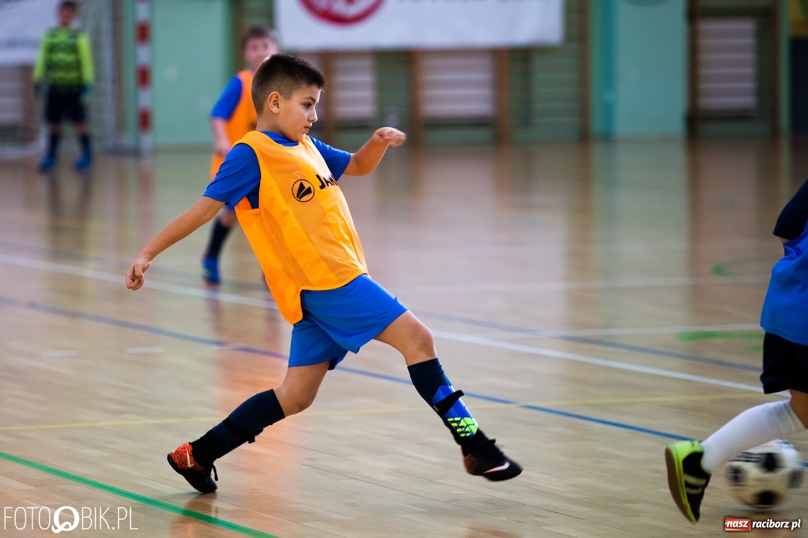 Zdjęcie w galerii na portalu naszraciborz.pl: Młodzi piłkarze walczą w Turnieju Mikołajkowym wiadomości z regionu