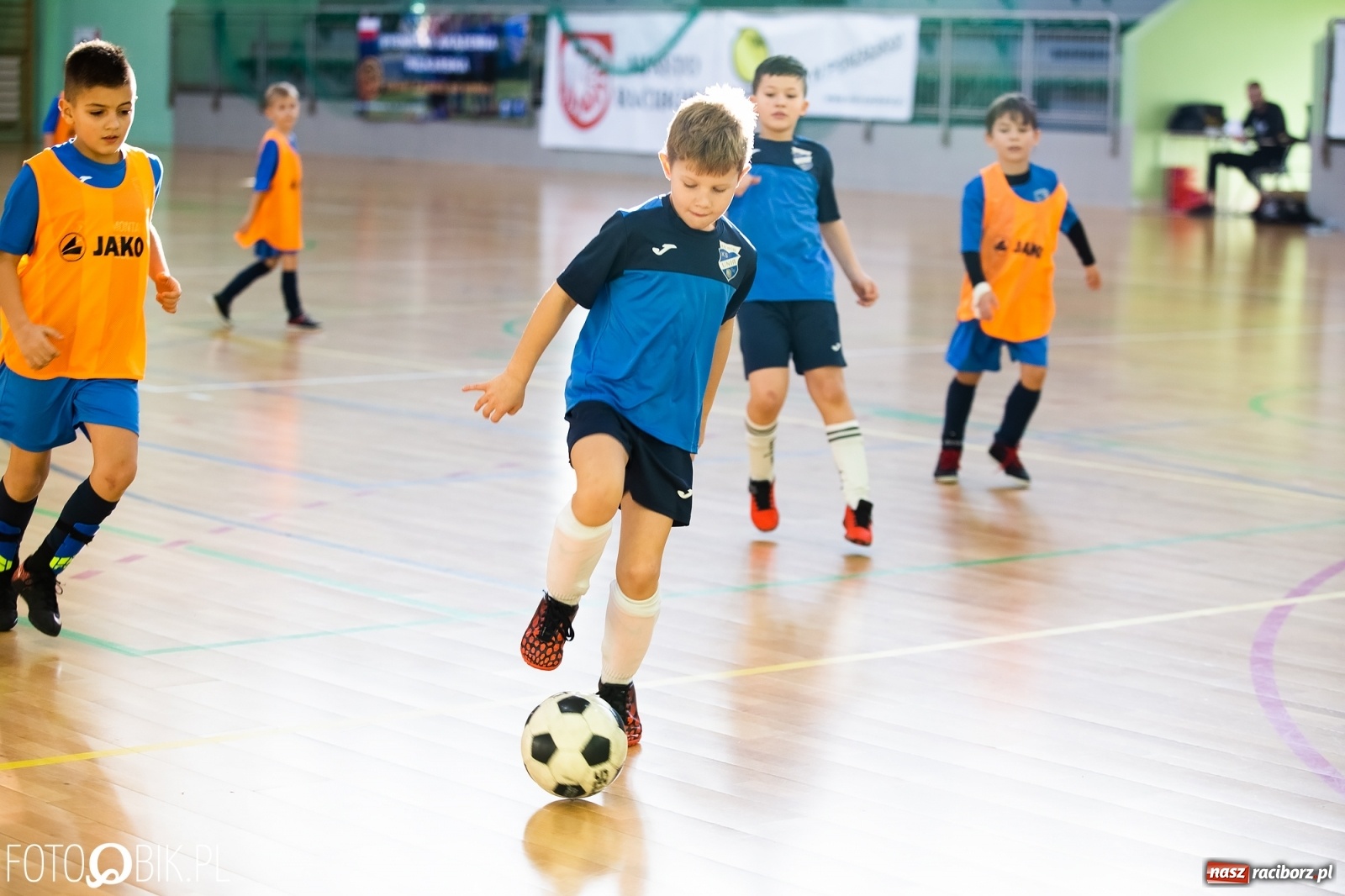 Zdjęcie w galerii na portalu naszraciborz.pl: Młodzi piłkarze walczą w Turnieju Mikołajkowym wiadomości z regionu