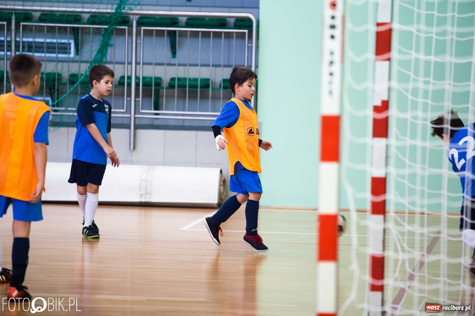 Zdjęcie w galerii na portalu naszraciborz.pl: Młodzi piłkarze walczą w Turnieju Mikołajkowym wiadomości z regionu