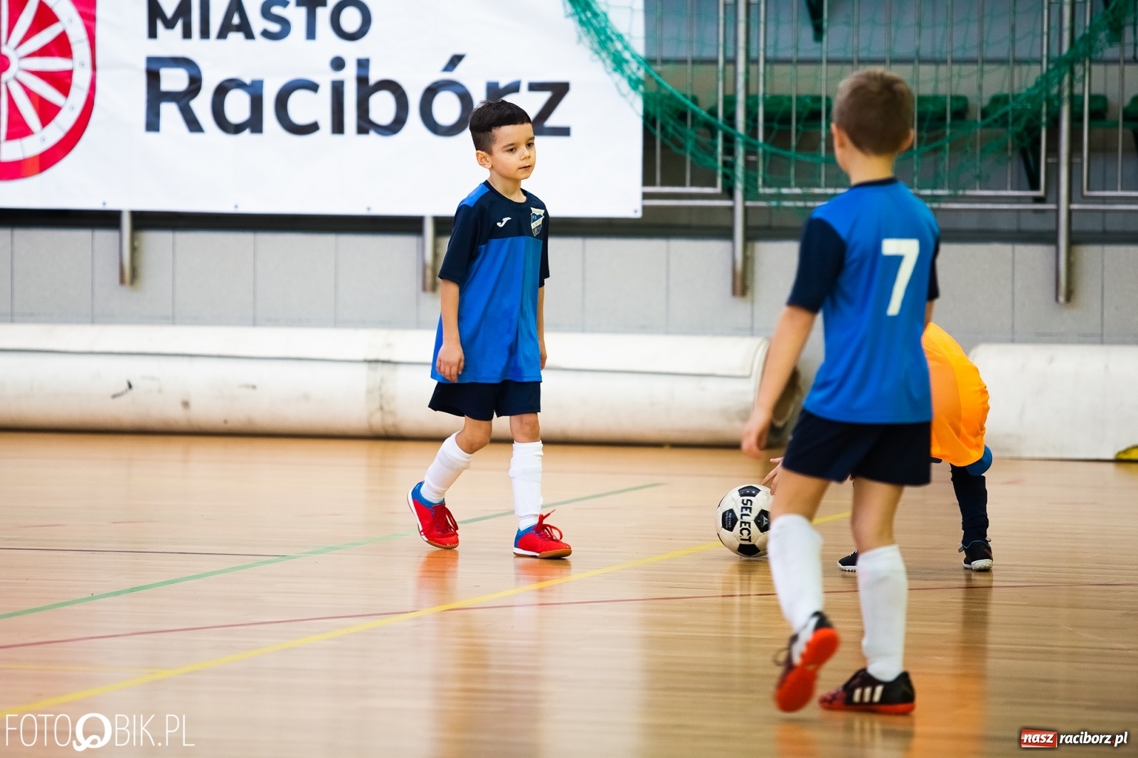 Zdjęcie w galerii na portalu naszraciborz.pl: Młodzi piłkarze walczą w Turnieju Mikołajkowym wiadomości z regionu