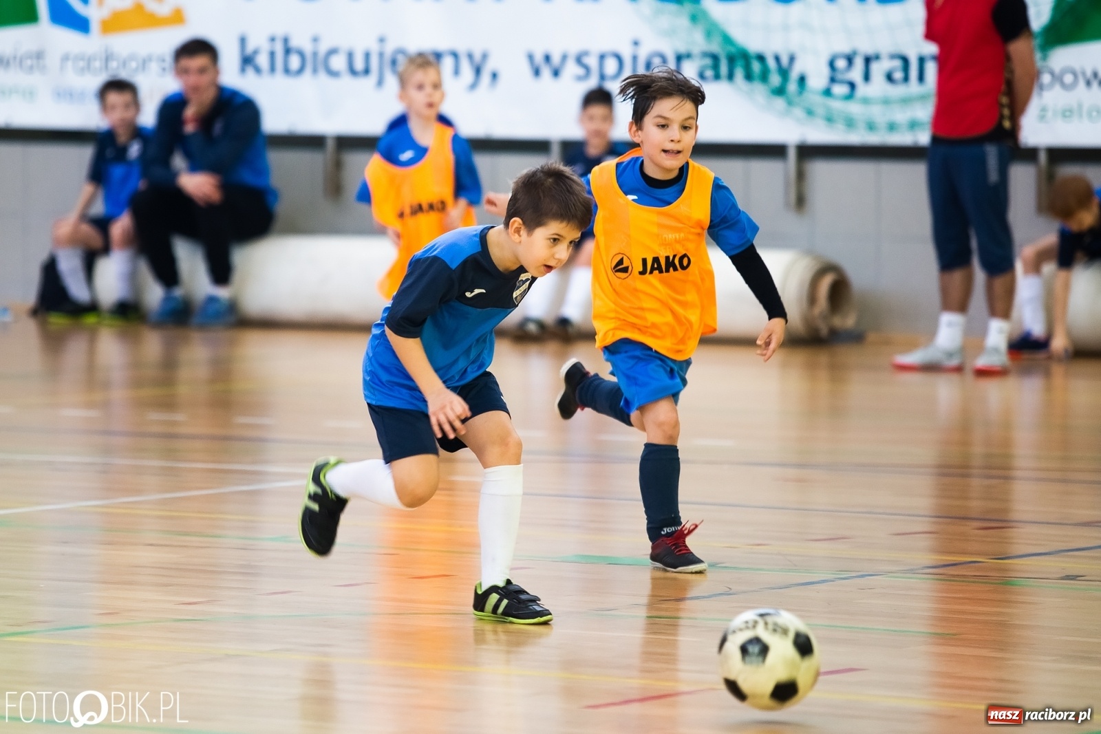 Zdjęcie w galerii na portalu naszraciborz.pl: Młodzi piłkarze walczą w Turnieju Mikołajkowym wiadomości z regionu