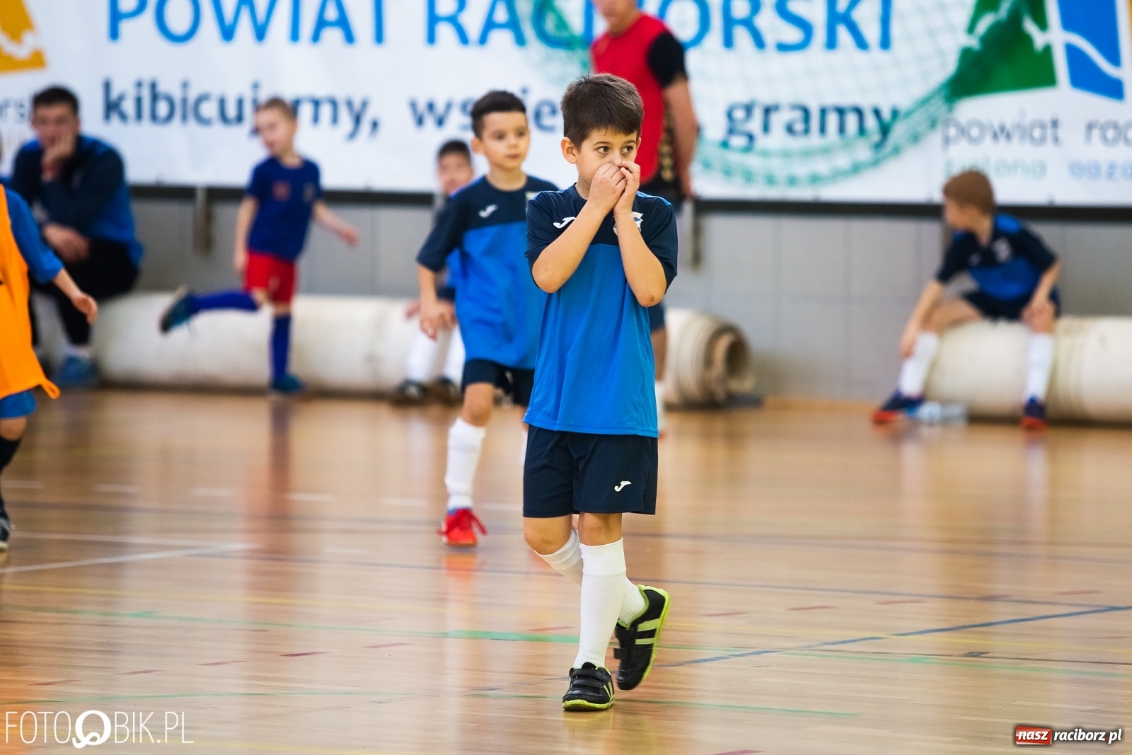 Zdjęcie w galerii na portalu naszraciborz.pl: Młodzi piłkarze walczą w Turnieju Mikołajkowym wiadomości z regionu