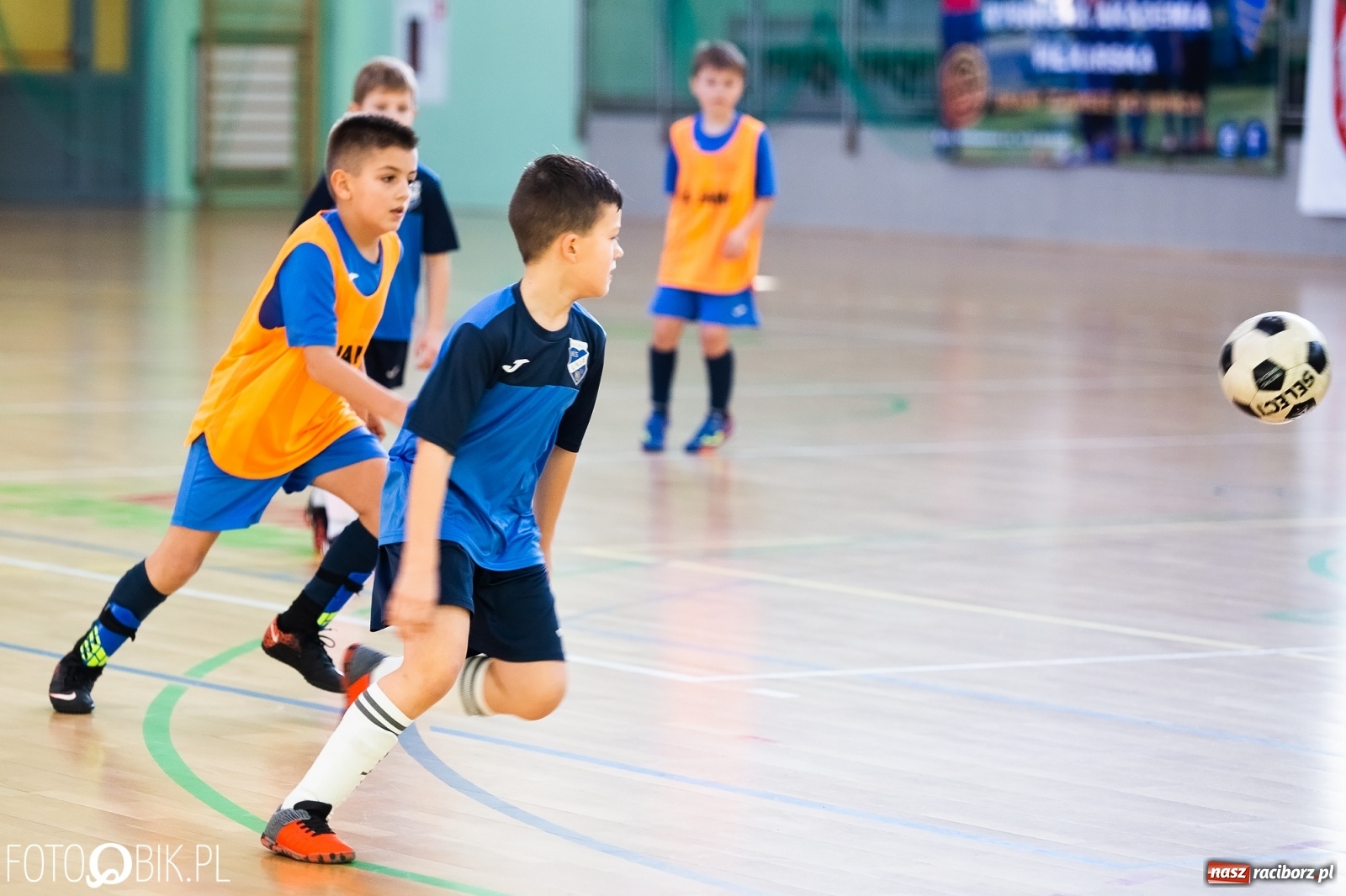 Zdjęcie w galerii na portalu naszraciborz.pl: Młodzi piłkarze walczą w Turnieju Mikołajkowym wiadomości z regionu