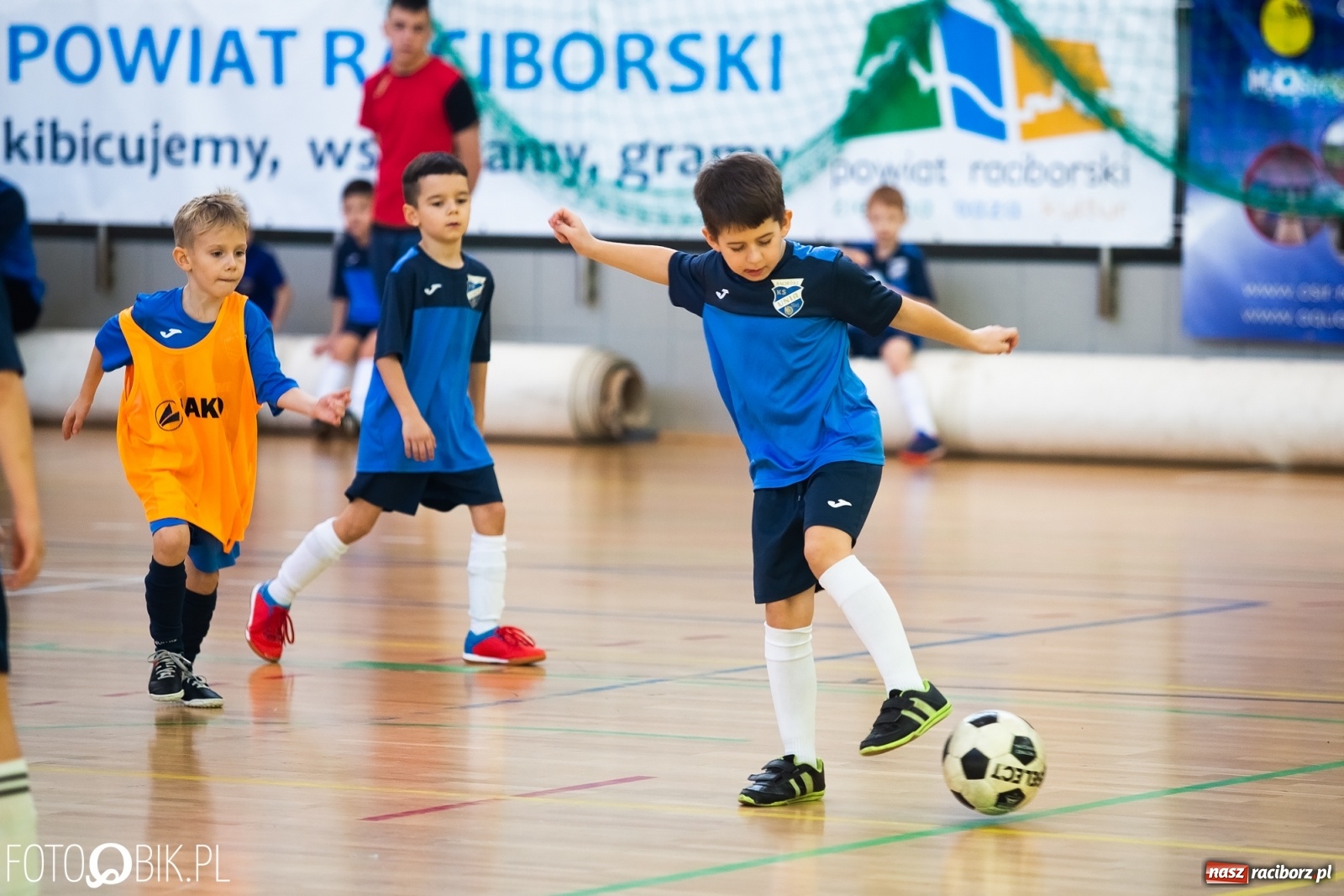 Zdjęcie w galerii na portalu naszraciborz.pl: Młodzi piłkarze walczą w Turnieju Mikołajkowym wiadomości z regionu