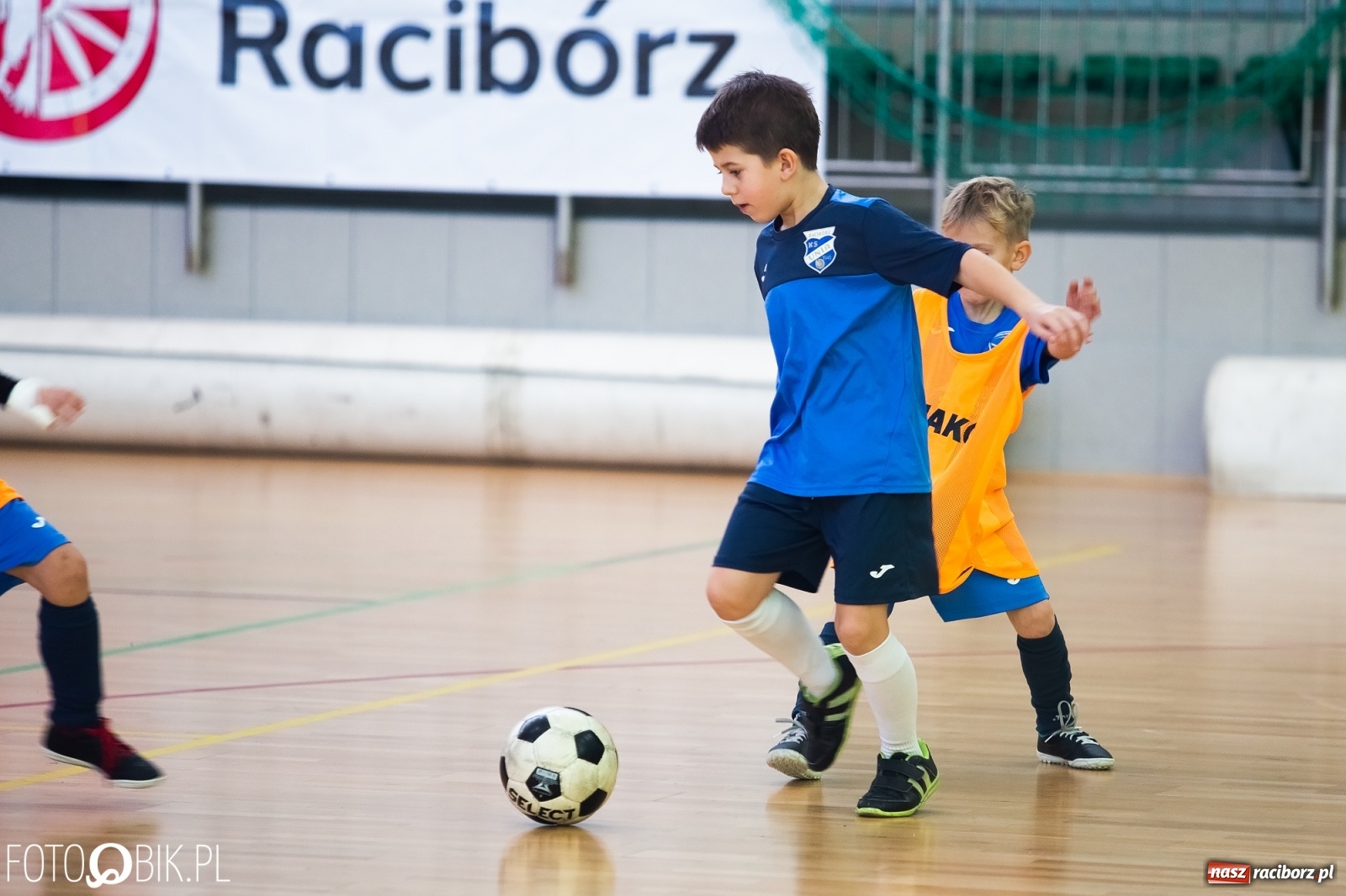 Zdjęcie w galerii na portalu naszraciborz.pl: Młodzi piłkarze walczą w Turnieju Mikołajkowym wiadomości z regionu