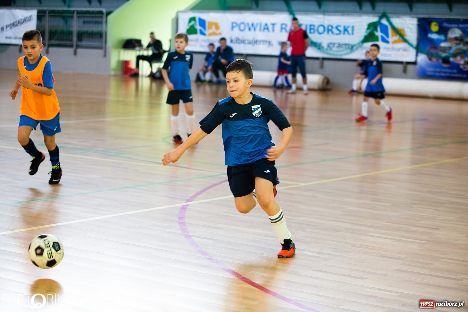 Zdjęcie w galerii na portalu naszraciborz.pl: Młodzi piłkarze walczą w Turnieju Mikołajkowym wiadomości z regionu