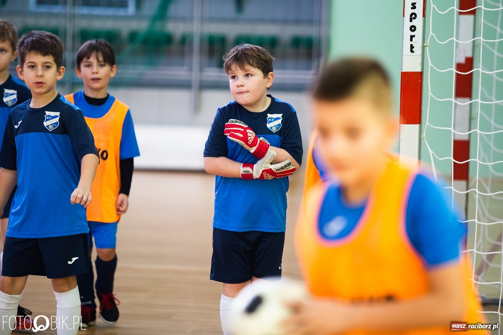 Zdjęcie w galerii na portalu naszraciborz.pl: Młodzi piłkarze walczą w Turnieju Mikołajkowym wiadomości z regionu