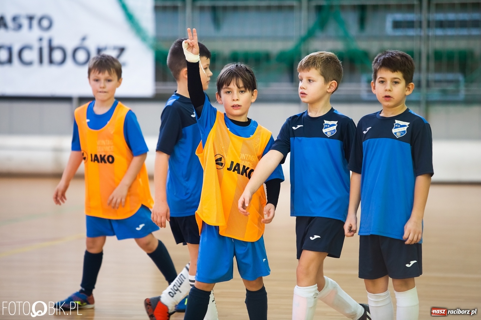 Zdjęcie w galerii na portalu naszraciborz.pl: Młodzi piłkarze walczą w Turnieju Mikołajkowym wiadomości z regionu