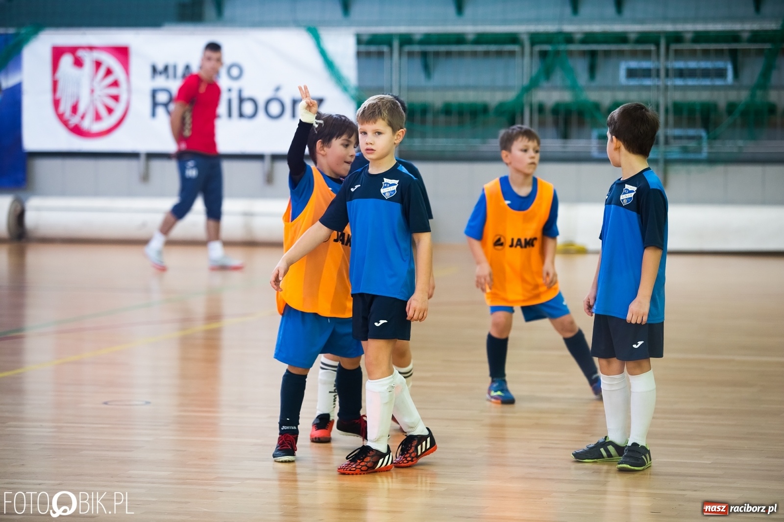 Zdjęcie w galerii na portalu naszraciborz.pl: Młodzi piłkarze walczą w Turnieju Mikołajkowym wiadomości z regionu