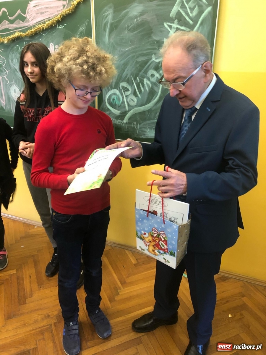Zdjęcie w galerii na portalu naszraciborz.pl: Nagrody w konkursie Gwiazdka jak z bajki wręczone  wiadomości z regionu