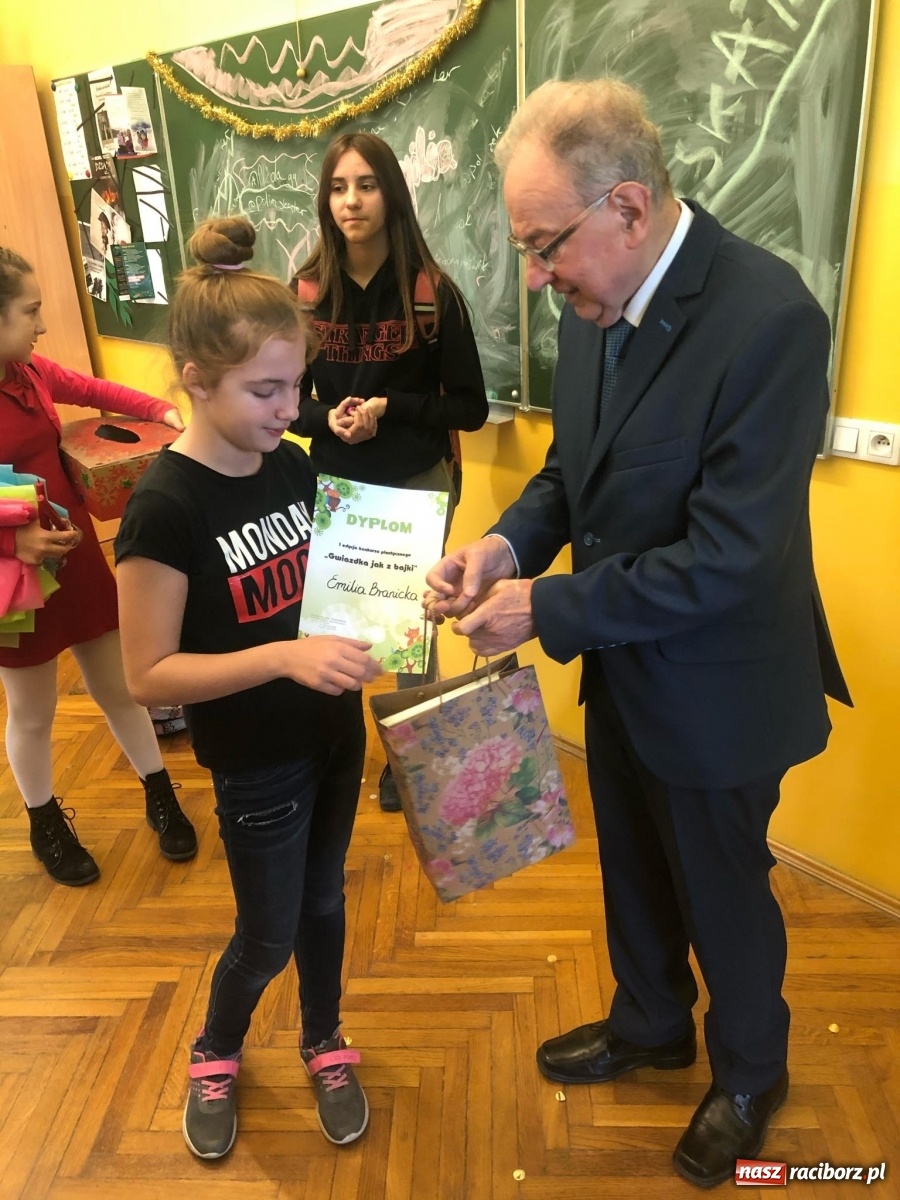 Zdjęcie w galerii na portalu naszraciborz.pl: Nagrody w konkursie Gwiazdka jak z bajki wręczone  wiadomości z regionu