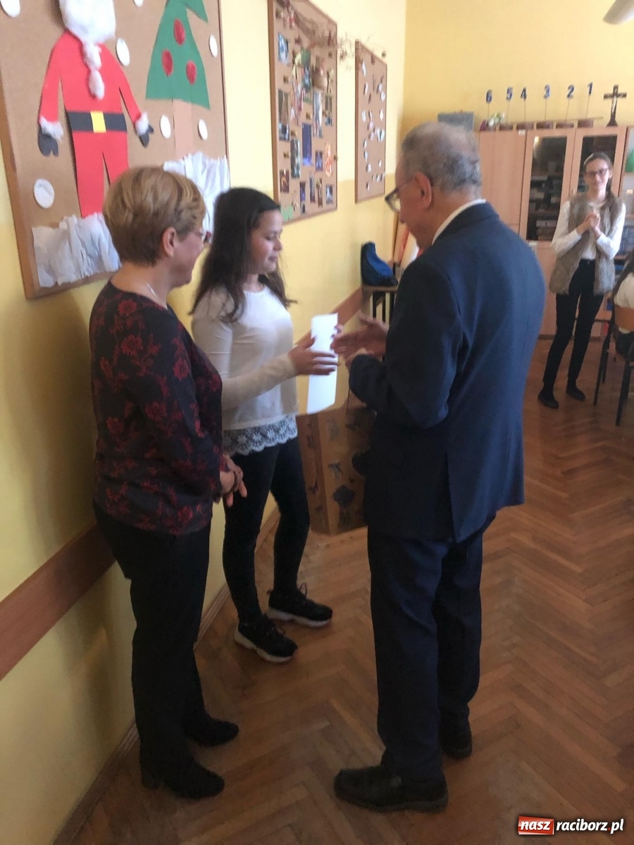 Zdjęcie w galerii na portalu naszraciborz.pl: Nagrody w konkursie Gwiazdka jak z bajki wręczone  wiadomości z regionu