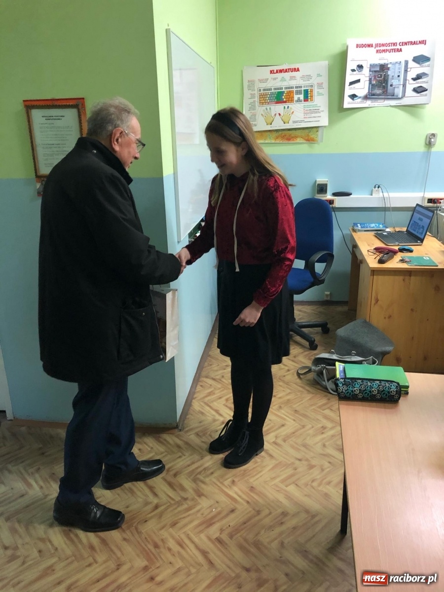 Zdjęcie w galerii na portalu naszraciborz.pl: Nagrody w konkursie Gwiazdka jak z bajki wręczone  wiadomości z regionu