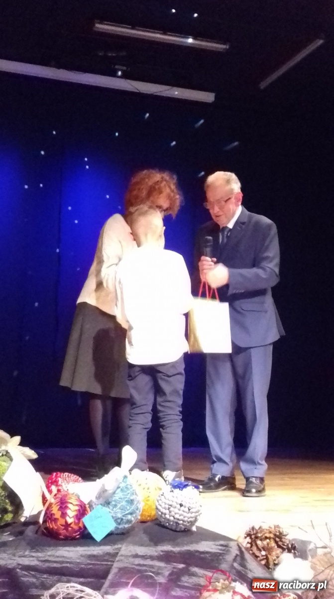 Zdjęcie w galerii na portalu naszraciborz.pl: Nagrody w konkursie Gwiazdka jak z bajki wręczone  wiadomości z regionu
