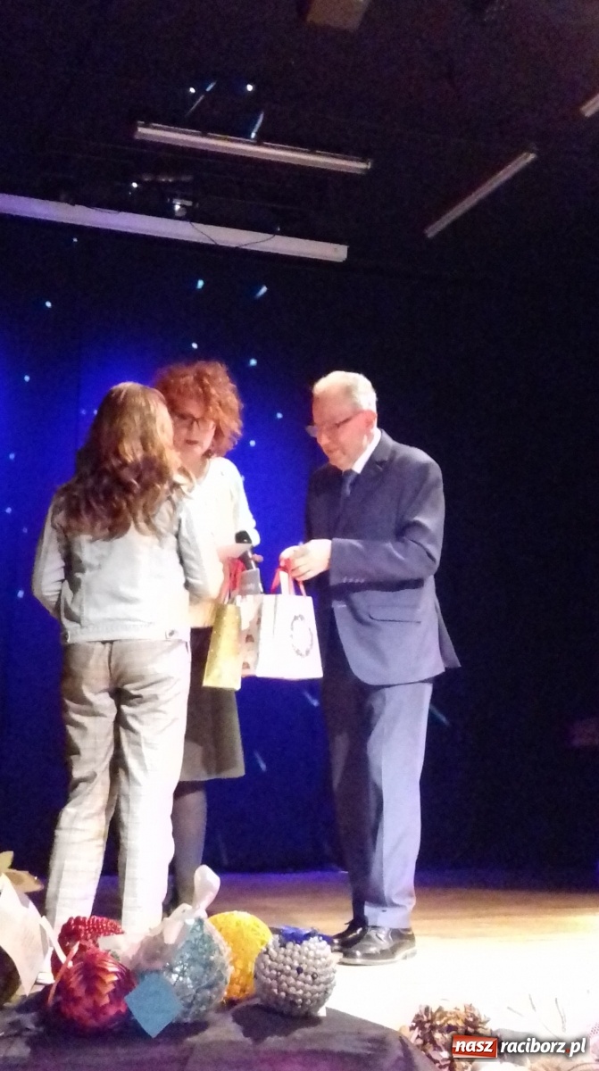 Zdjęcie w galerii na portalu naszraciborz.pl: Nagrody w konkursie Gwiazdka jak z bajki wręczone  wiadomości z regionu