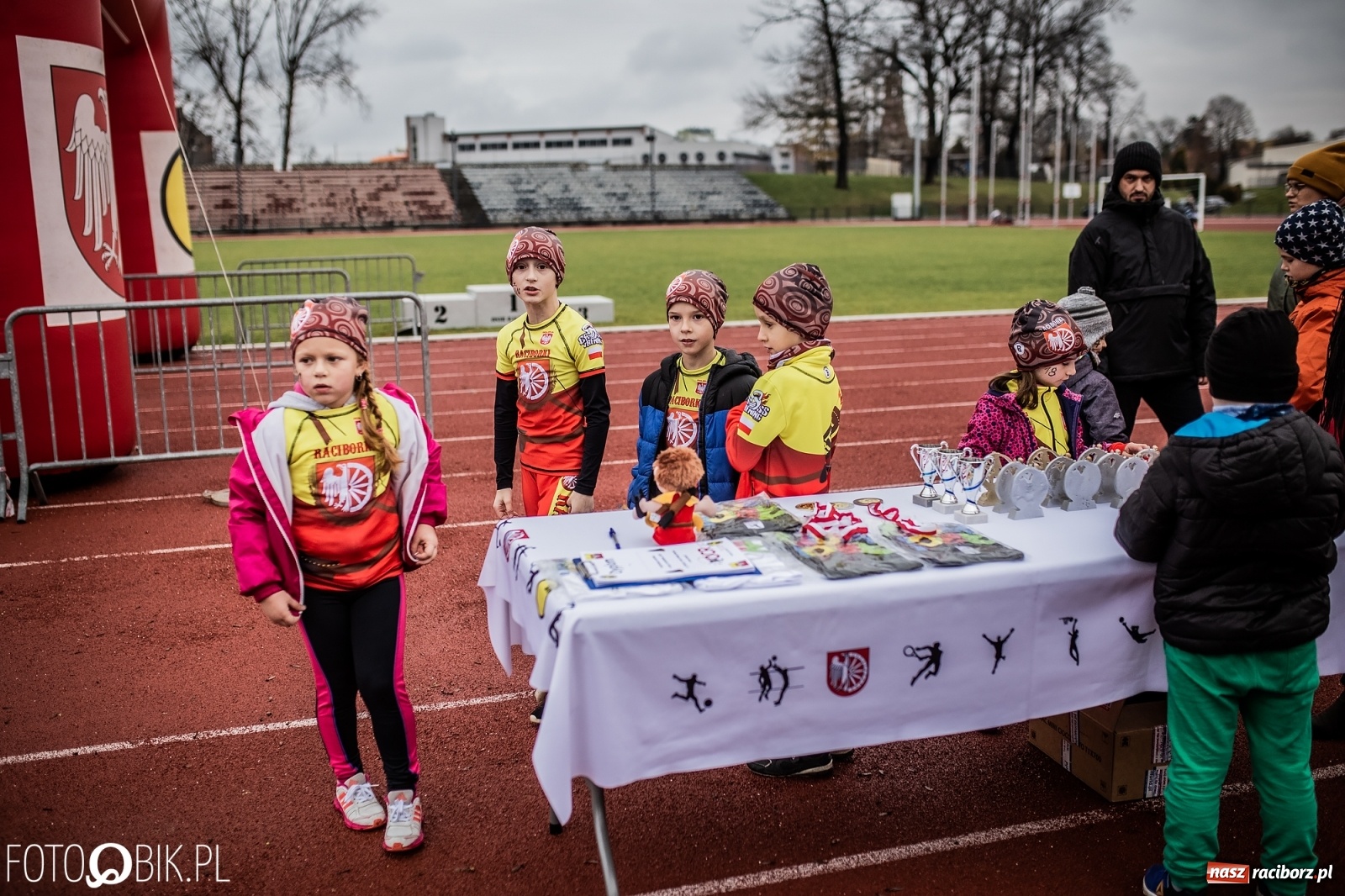 Zdjęcie w galerii na portalu naszraciborz.pl: Bieg przeszkodowy OCR dla dzieci na stadionie miejskim w Raciborzu wiadomości z regionu