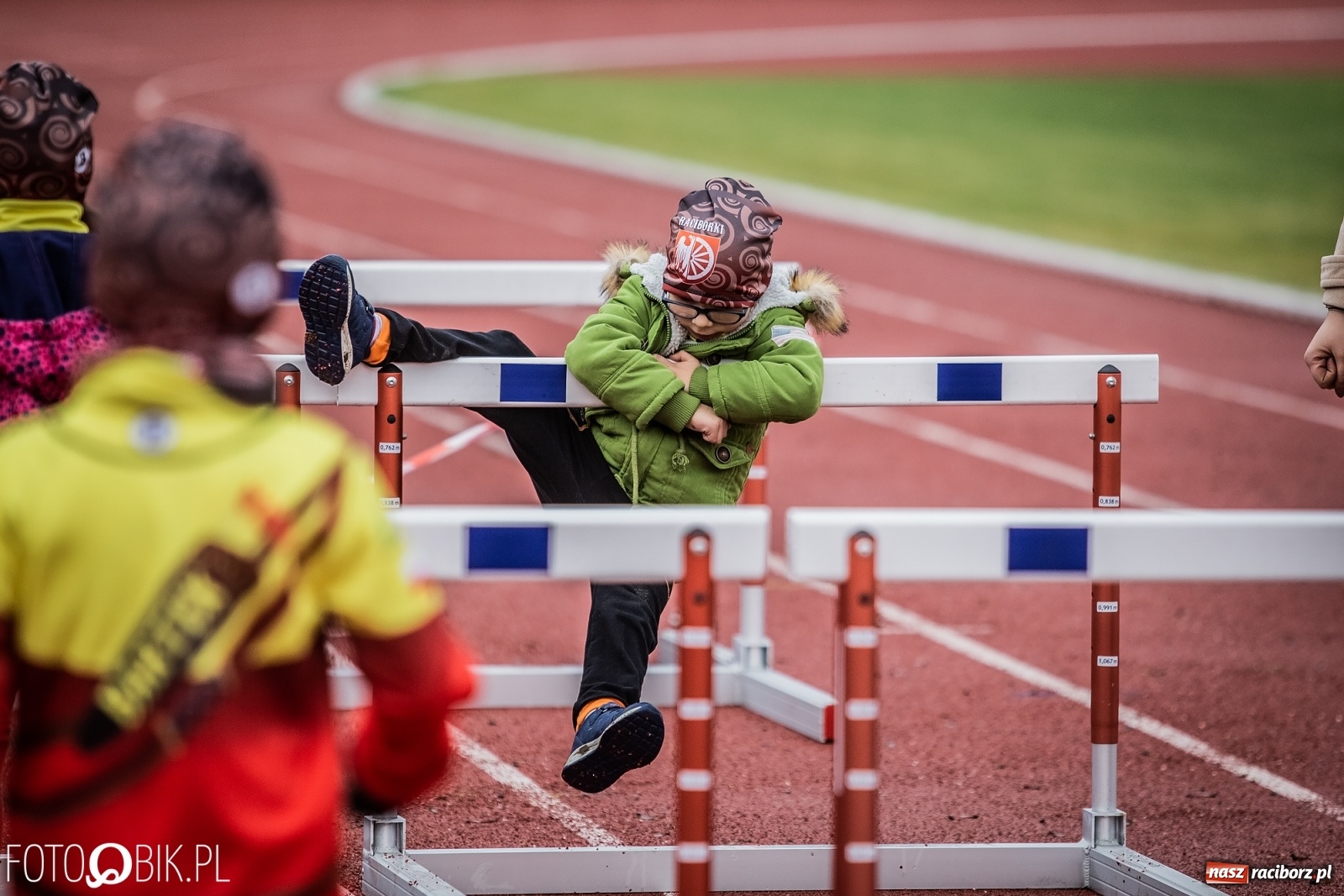 Zdjęcie w galerii na portalu naszraciborz.pl: Bieg przeszkodowy OCR dla dzieci na stadionie miejskim w Raciborzu wiadomości z regionu