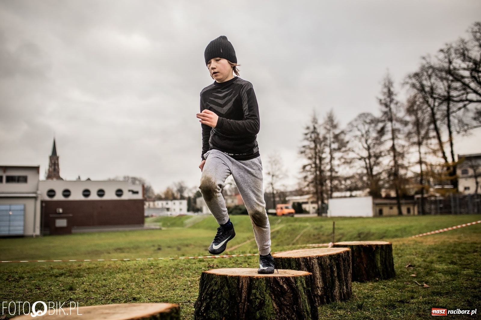 Zdjęcie w galerii na portalu naszraciborz.pl: Bieg przeszkodowy OCR dla dzieci na stadionie miejskim w Raciborzu wiadomości z regionu