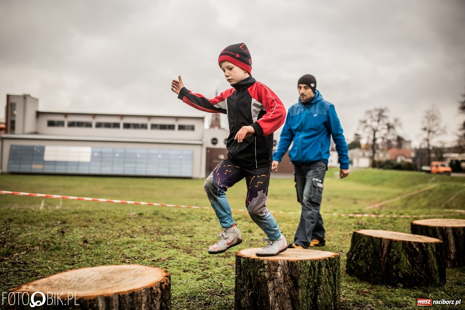 Zdjęcie w galerii na portalu naszraciborz.pl: Bieg przeszkodowy OCR dla dzieci na stadionie miejskim w Raciborzu wiadomości z regionu