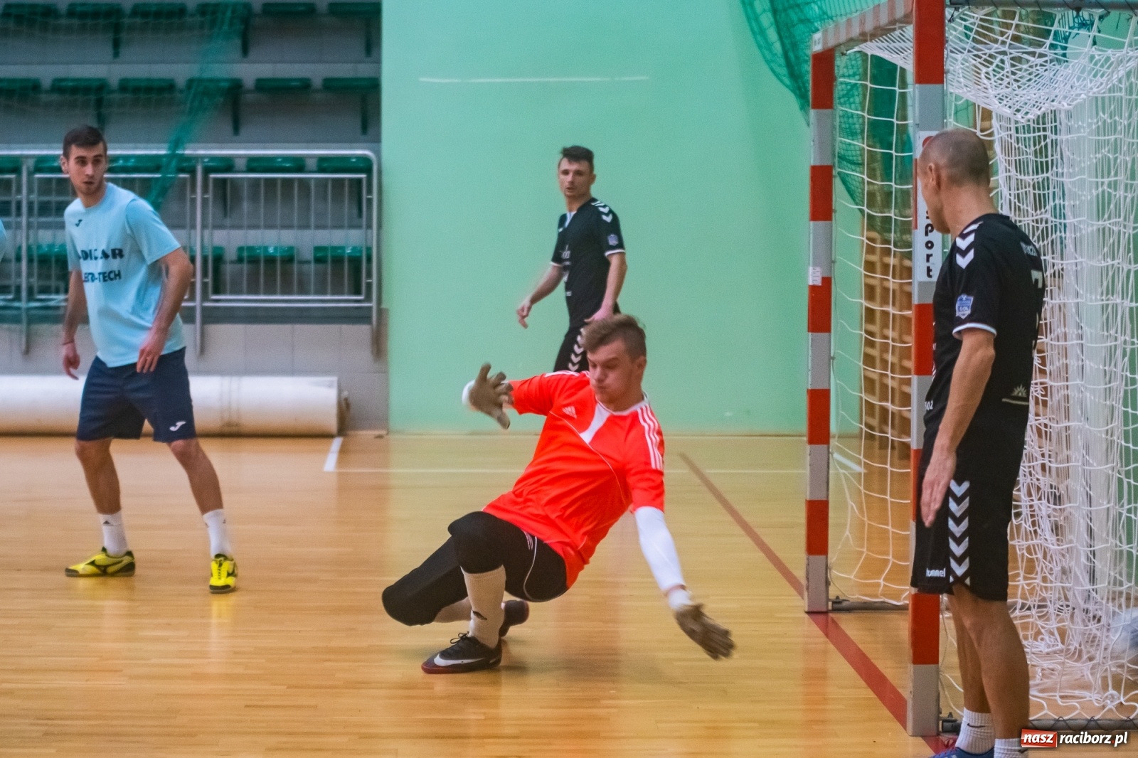 Zdjęcie w galerii na portalu naszraciborz.pl: Futsalowy maraton pełen emocji w Arenie Rafako [FOTO i WIDEO] wiadomości z regionu
