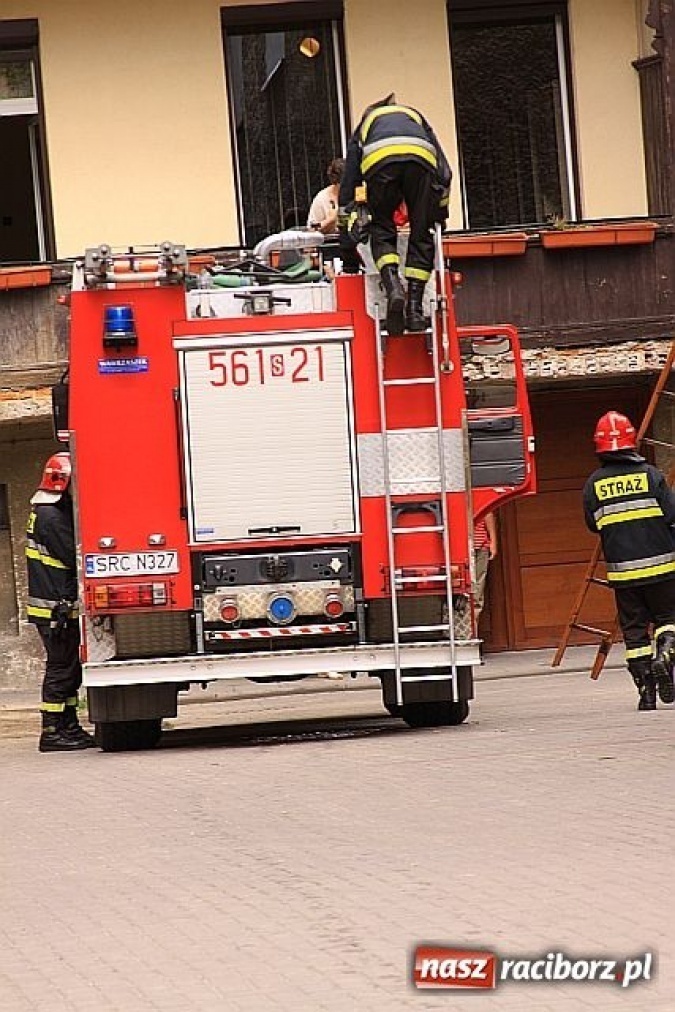 Zdjęcie w galerii na portalu naszraciborz.pl: Dach starej szopy nie wytrzymał wiadomości z regionu