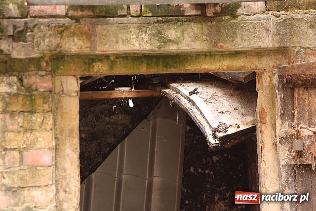 Zdjęcie w galerii na portalu naszraciborz.pl: Dach starej szopy nie wytrzymał wiadomości z regionu