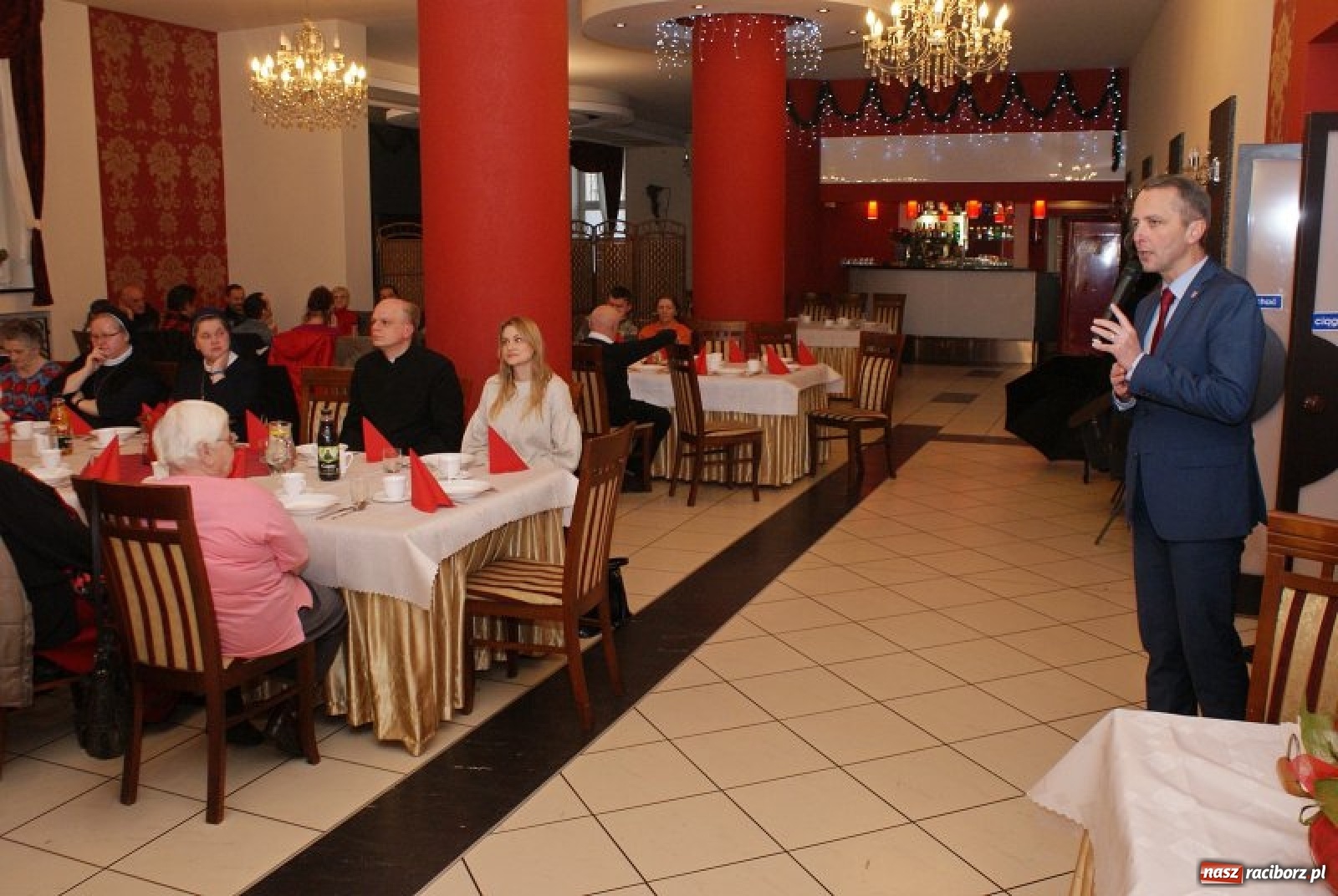 Zdjęcie w galerii na portalu naszraciborz.pl: Samotni raciborzanie podzielili się opłatkiem z prezydentem  wiadomości z regionu