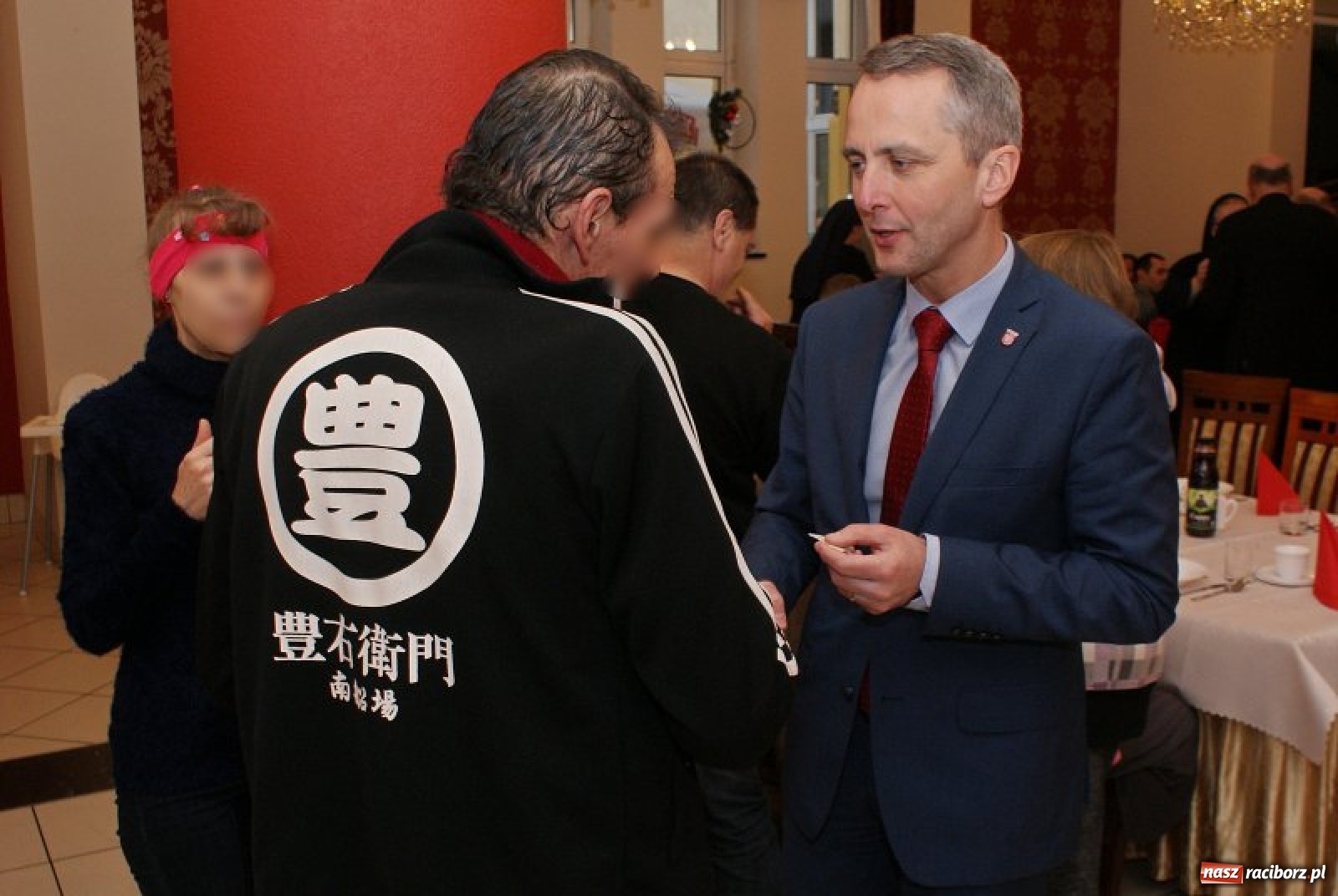 Zdjęcie w galerii na portalu naszraciborz.pl: Samotni raciborzanie podzielili się opłatkiem z prezydentem  wiadomości z regionu