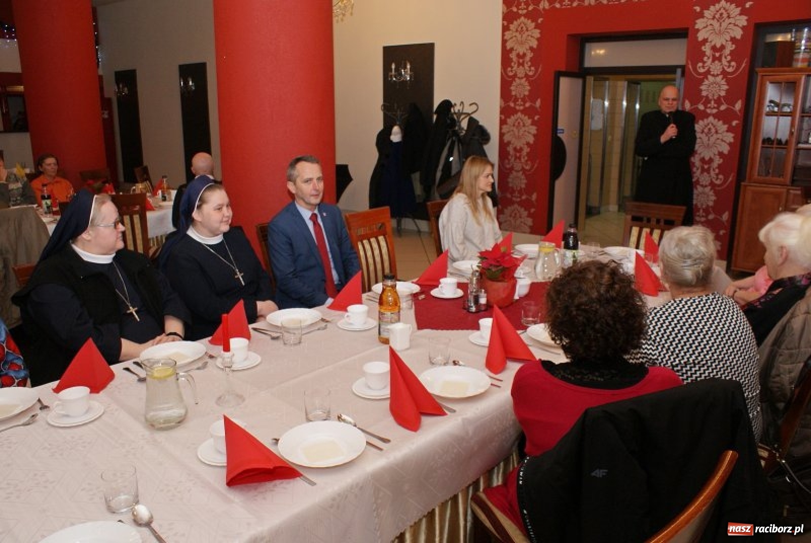 Zdjęcie w galerii na portalu naszraciborz.pl: Samotni raciborzanie podzielili się opłatkiem z prezydentem  wiadomości z regionu