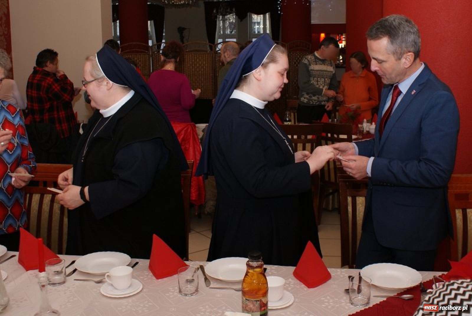 Zdjęcie w galerii na portalu naszraciborz.pl: Samotni raciborzanie podzielili się opłatkiem z prezydentem  wiadomości z regionu