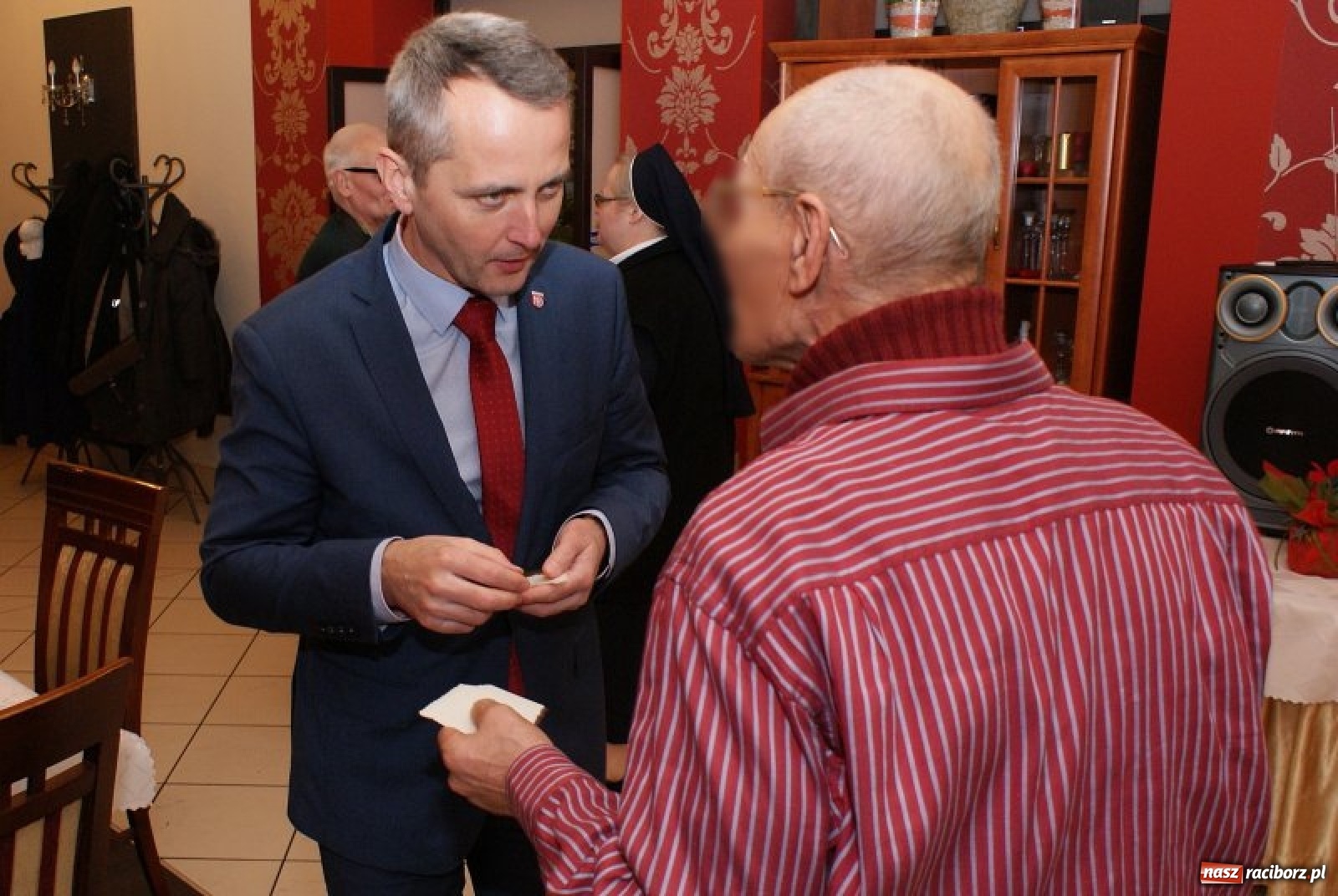 Zdjęcie w galerii na portalu naszraciborz.pl: Samotni raciborzanie podzielili się opłatkiem z prezydentem  wiadomości z regionu