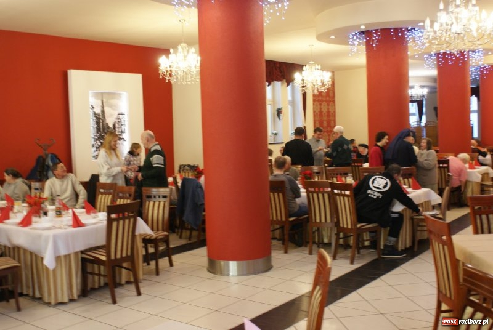 Zdjęcie w galerii na portalu naszraciborz.pl: Samotni raciborzanie podzielili się opłatkiem z prezydentem  wiadomości z regionu