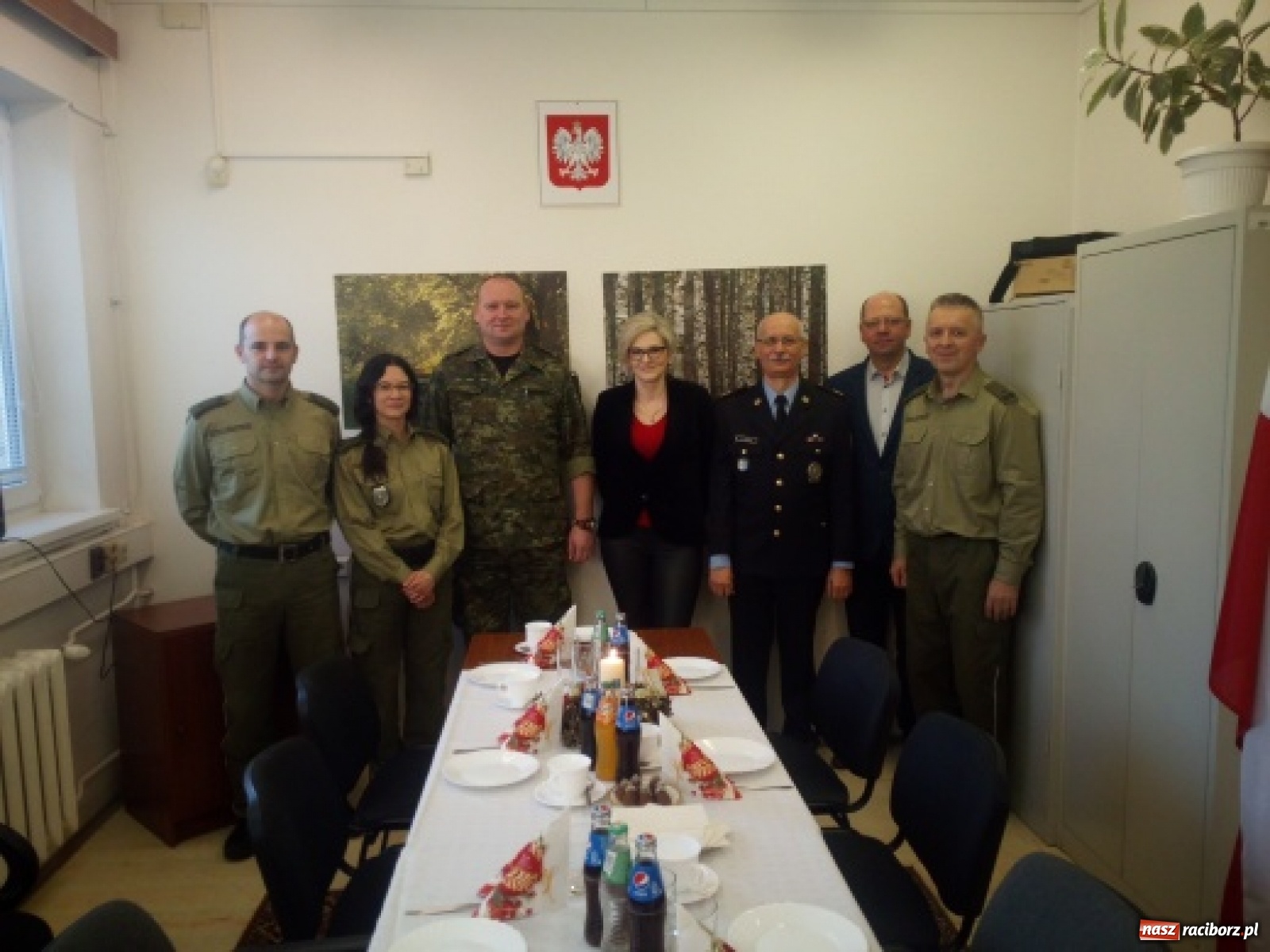 Zdjęcie w galerii na portalu naszraciborz.pl: Księża dwóch wyznań dzielili się w Raciborzu opłatkiem wiadomości z regionu