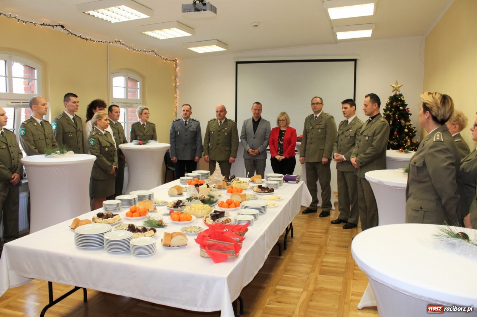 Zdjęcie w galerii na portalu naszraciborz.pl: Księża dwóch wyznań dzielili się w Raciborzu opłatkiem wiadomości z regionu
