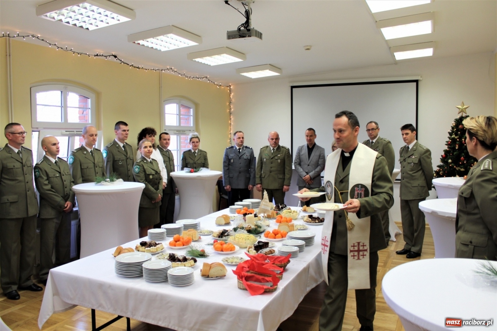 Zdjęcie w galerii na portalu naszraciborz.pl: Księża dwóch wyznań dzielili się w Raciborzu opłatkiem wiadomości z regionu