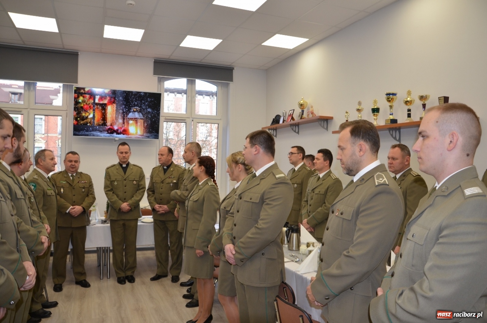 Zdjęcie w galerii na portalu naszraciborz.pl: Księża dwóch wyznań dzielili się w Raciborzu opłatkiem wiadomości z regionu