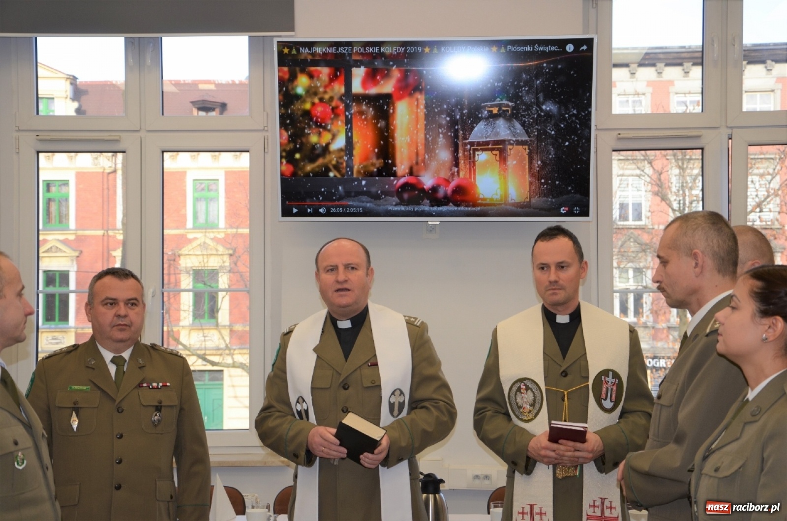 Zdjęcie w galerii na portalu naszraciborz.pl: Księża dwóch wyznań dzielili się w Raciborzu opłatkiem wiadomości z regionu