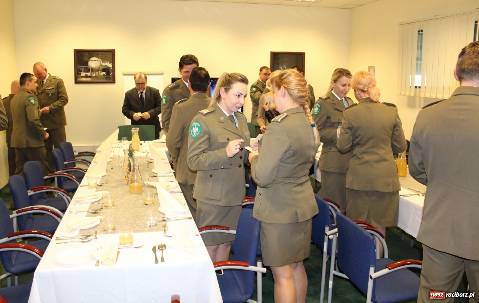 Zdjęcie w galerii na portalu naszraciborz.pl: Księża dwóch wyznań dzielili się w Raciborzu opłatkiem wiadomości z regionu