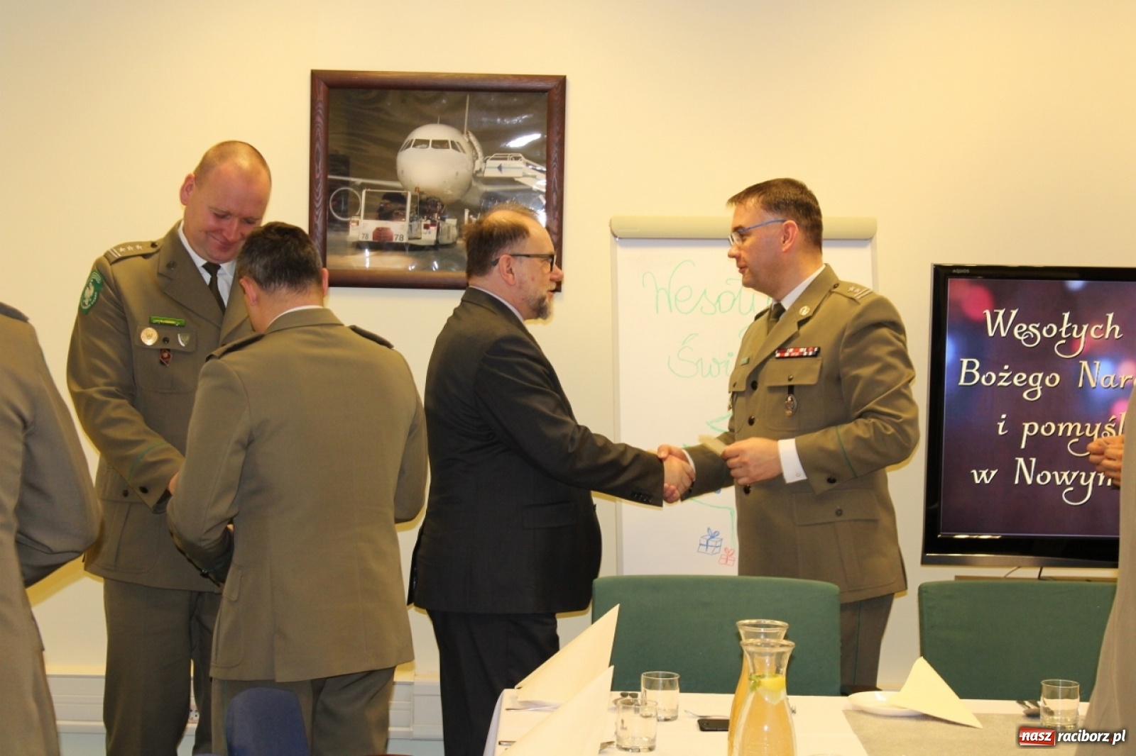 Zdjęcie w galerii na portalu naszraciborz.pl: Księża dwóch wyznań dzielili się w Raciborzu opłatkiem wiadomości z regionu