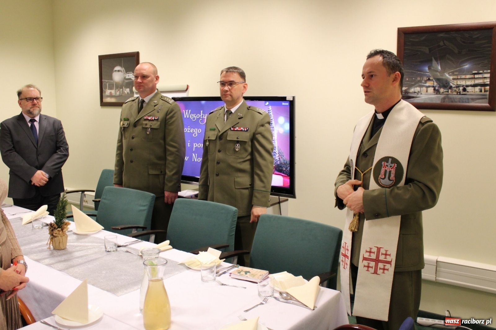 Zdjęcie w galerii na portalu naszraciborz.pl: Księża dwóch wyznań dzielili się w Raciborzu opłatkiem wiadomości z regionu