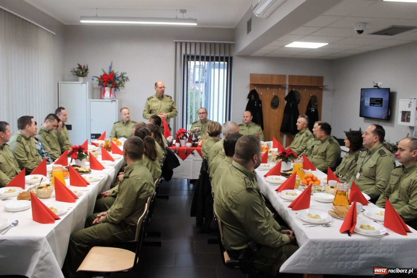 Zdjęcie w galerii na portalu naszraciborz.pl: Księża dwóch wyznań dzielili się w Raciborzu opłatkiem wiadomości z regionu