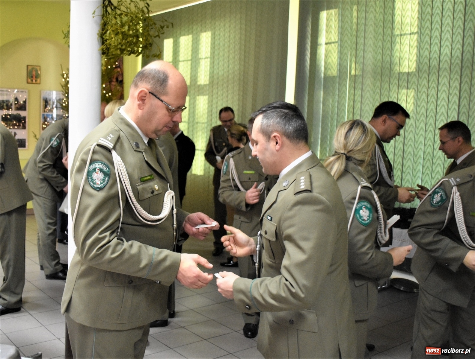 Zdjęcie w galerii na portalu naszraciborz.pl: Księża dwóch wyznań dzielili się w Raciborzu opłatkiem wiadomości z regionu