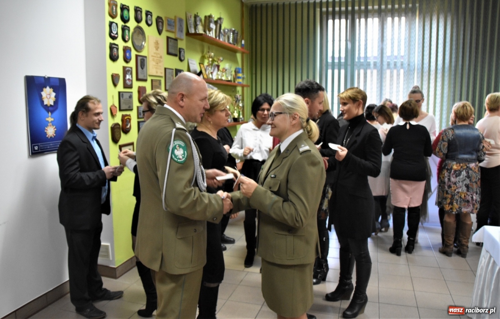 Zdjęcie w galerii na portalu naszraciborz.pl: Księża dwóch wyznań dzielili się w Raciborzu opłatkiem wiadomości z regionu