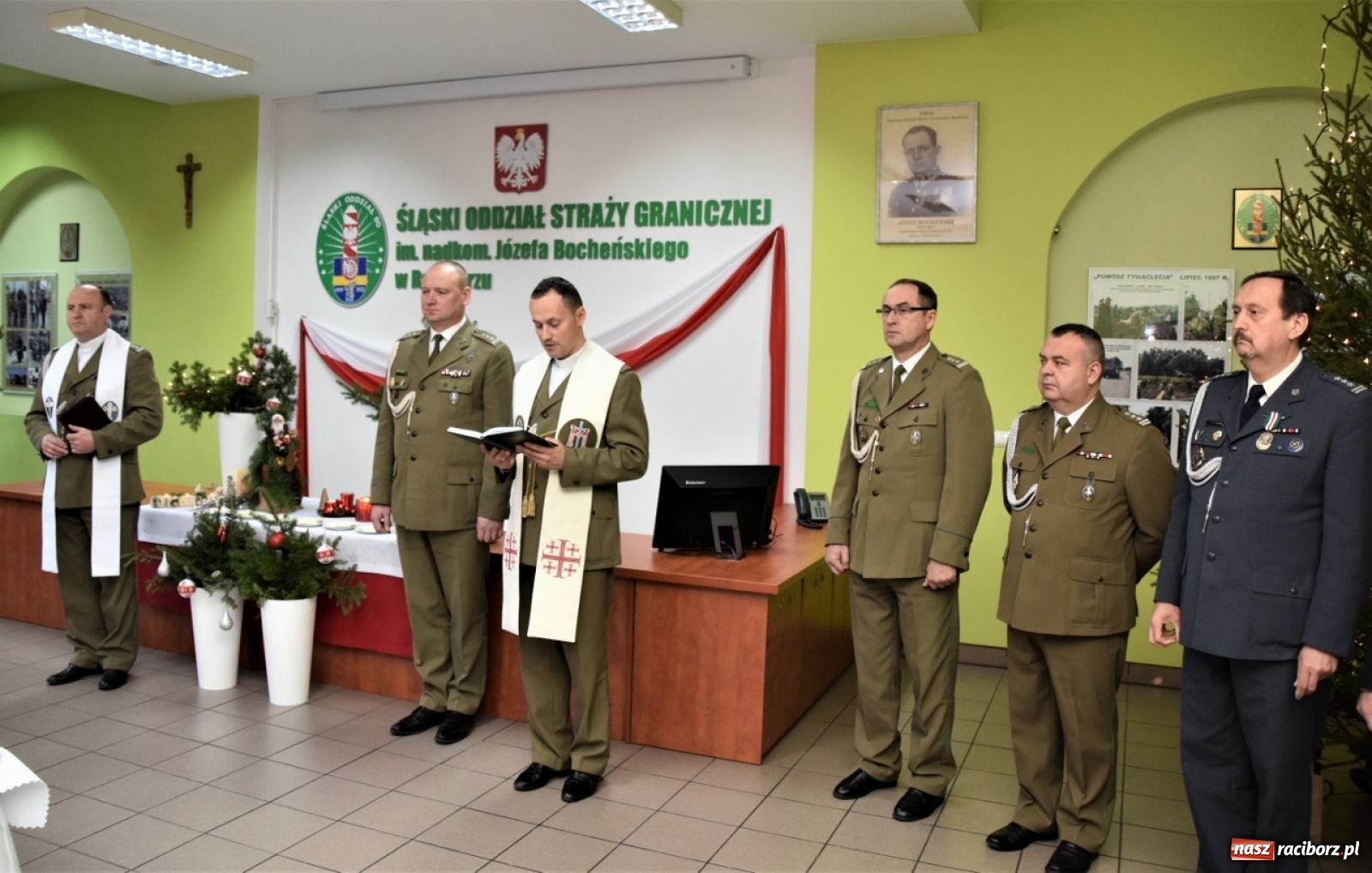 Zdjęcie w galerii na portalu naszraciborz.pl: Księża dwóch wyznań dzielili się w Raciborzu opłatkiem wiadomości z regionu