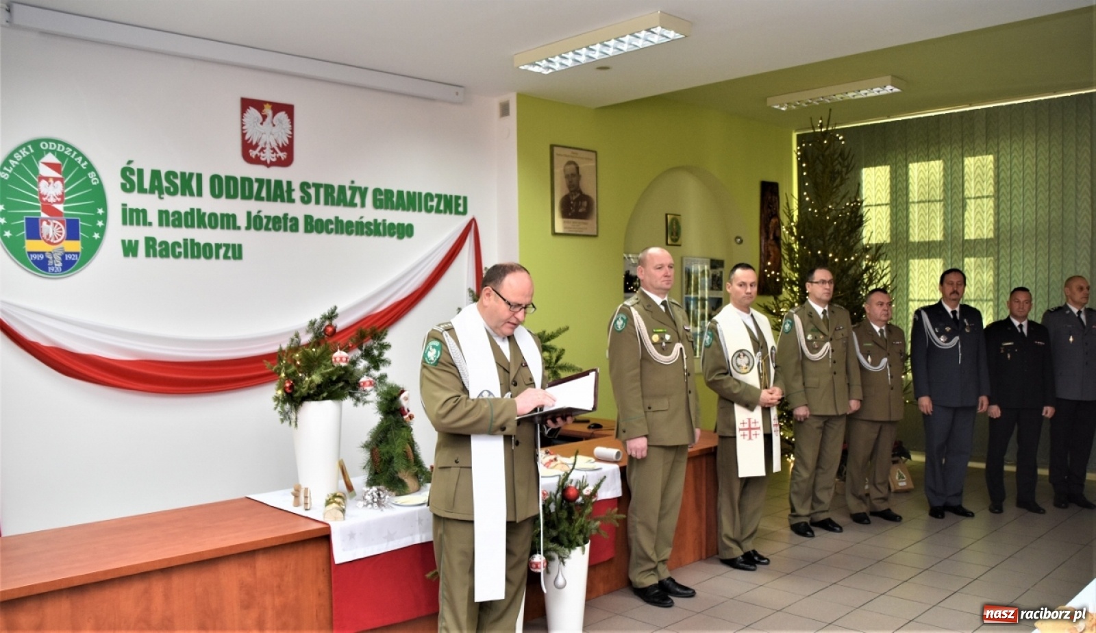 Zdjęcie w galerii na portalu naszraciborz.pl: Księża dwóch wyznań dzielili się w Raciborzu opłatkiem wiadomości z regionu